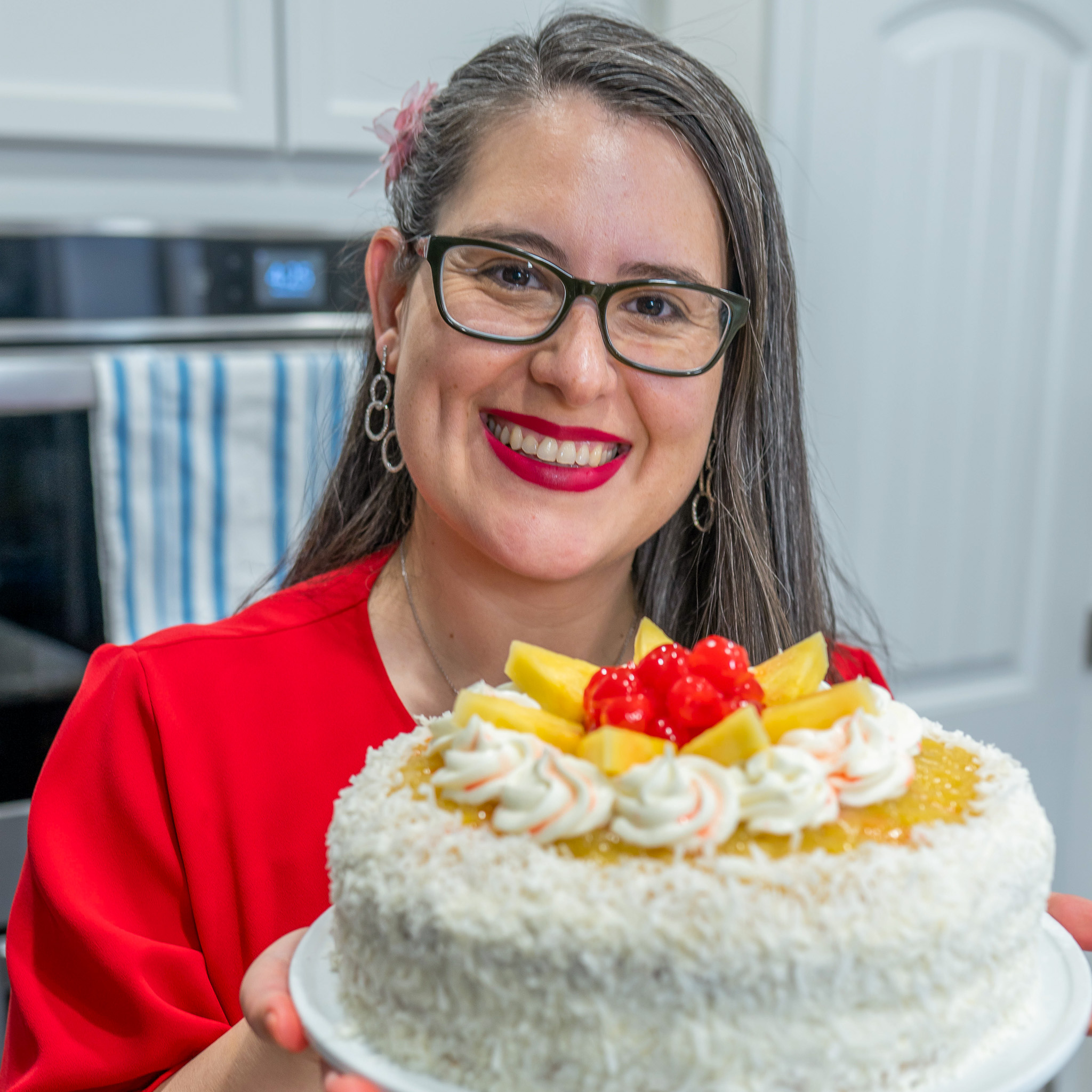 Mara sosteniendo un pastel de piña colada