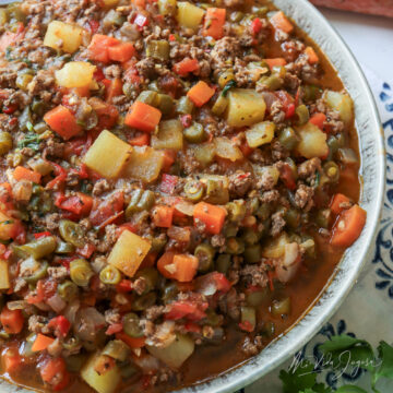 Picadillo de carne molida sobre un plato redondo