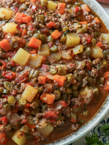 Picadillo de carne molida sobre un plato redondo