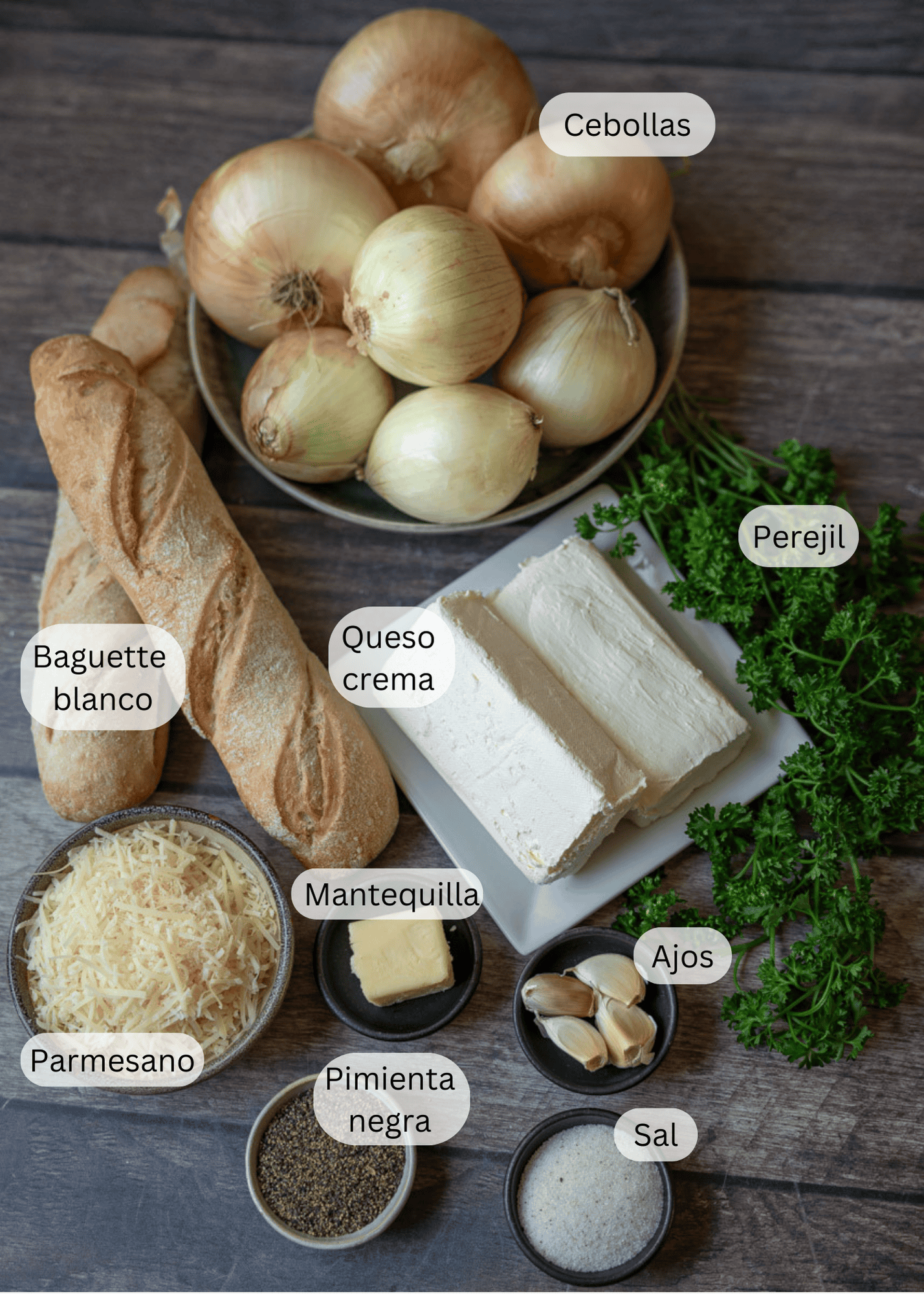 Una toma desde arriba de todos los ingredientes que se necesitan para hacer el dip de cebolla