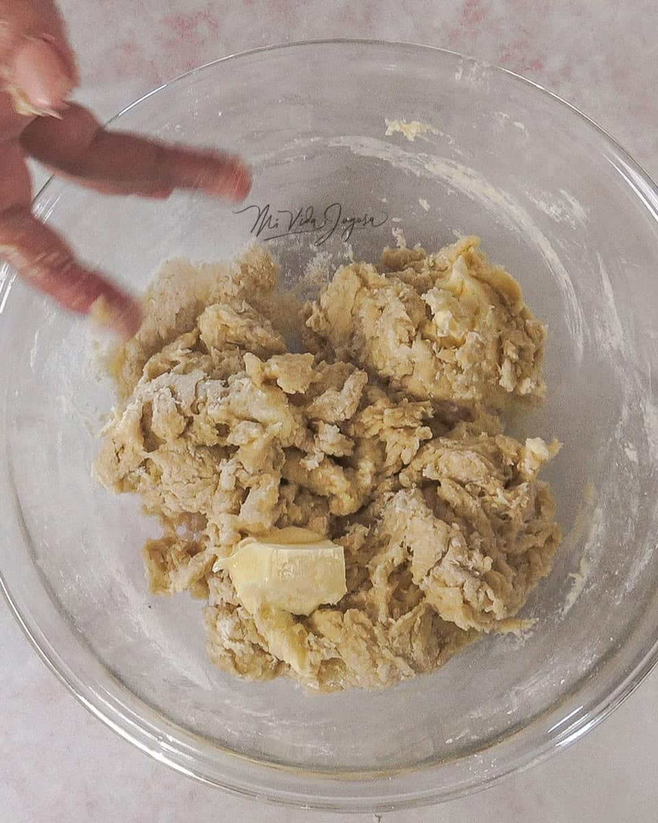 Tazon con una pre-masa de ingredientes con pedazos de mantequilla