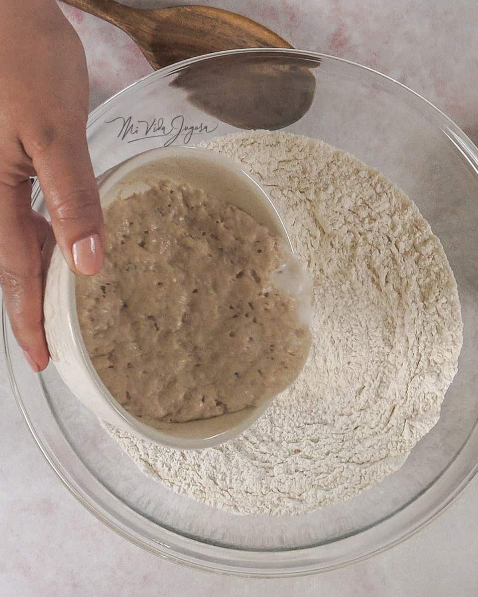 Tazon con harina y los otros ingredientes secos, y una taza media que agregar la levadura leudada, lista para mezclar