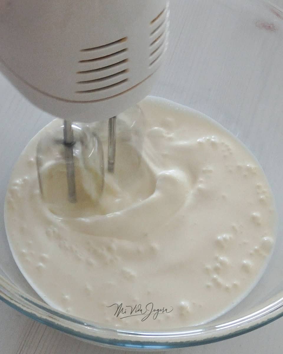 Se bate con una batidora de mano y en un tazón transparente la crema para montar