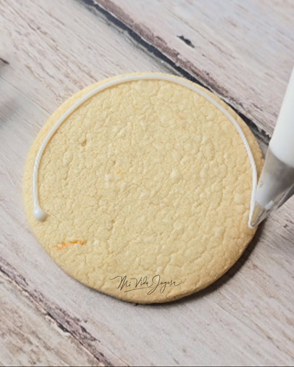 Galleta cocinada, se observa una boquilla con la cual se aplica el glaseado