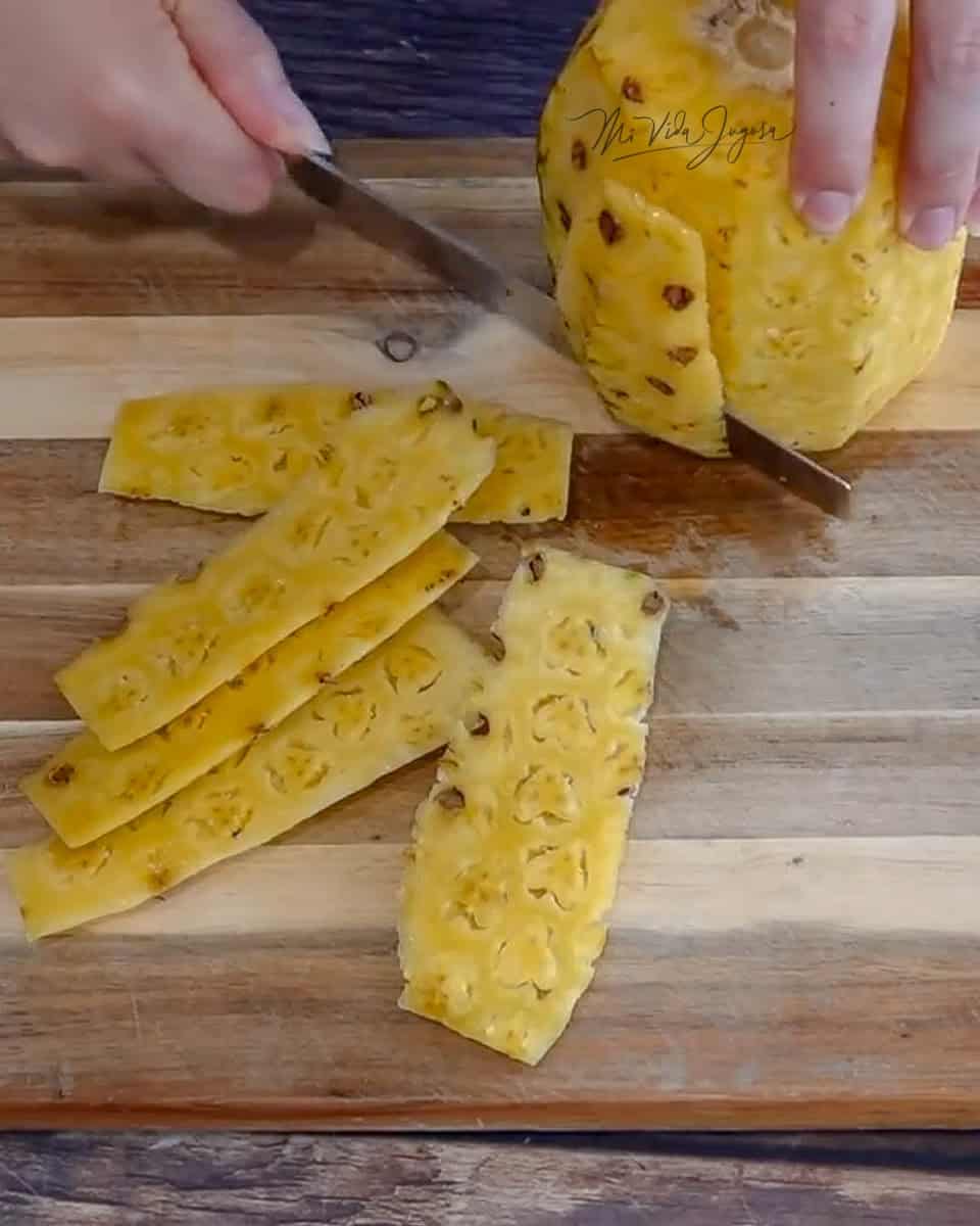 Se muestra como despues de haber quitado la cascara de la piña, se procede a quitar otra capa para remover los ojos de la piña.