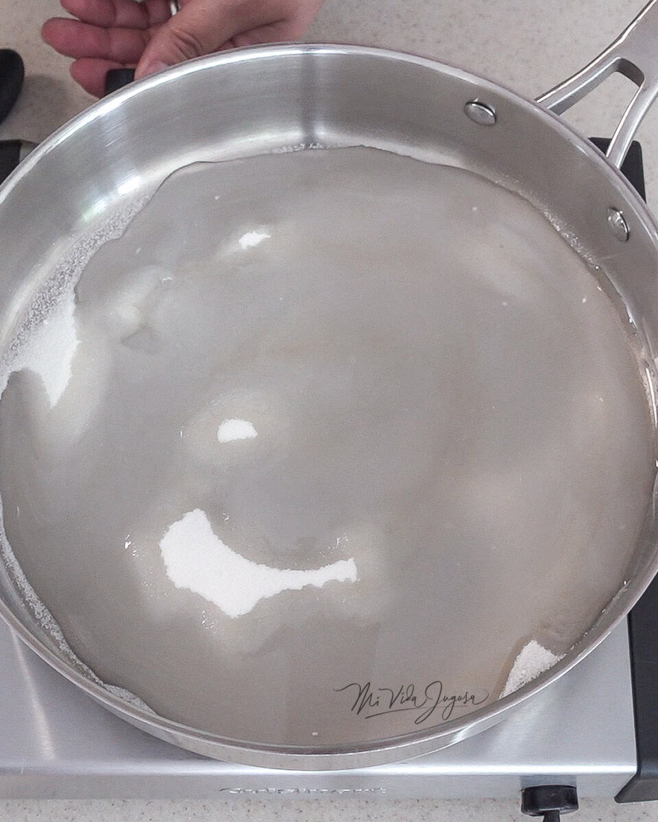 Sarte colocado encima de una plantilla conteniendo el azúcar y el agua.