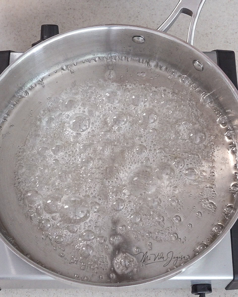 Se observa el agua junto con el azúcar empezando el burbujeo, al momento de cocinarse estos