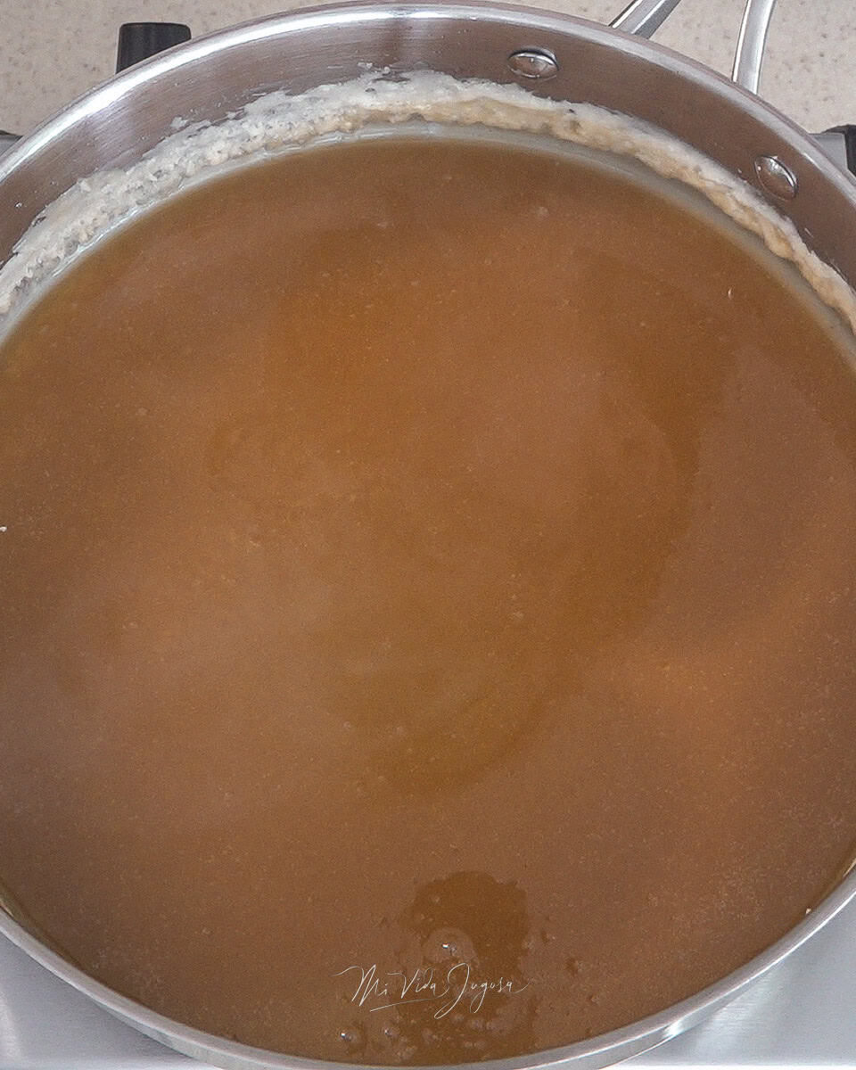 Un sartén conteniendo la mezcla de caramelo lista, con todos los ingredientes integrados