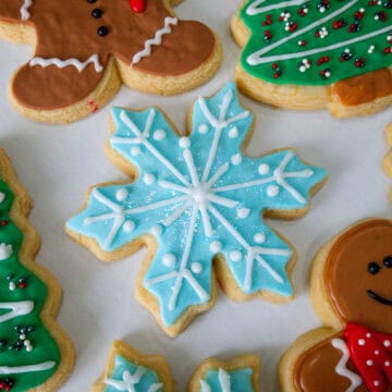Se muestran varios diseños de galletas navideñas, incluyendo un muñeco de gengibre, un arbol de navidad, un copo de nieve
