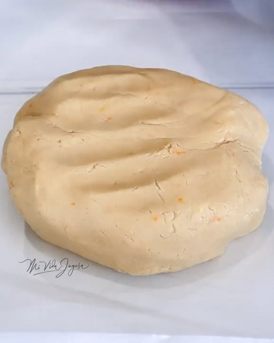 Bola de masa de galletas sobre un papel encerado o pergamino