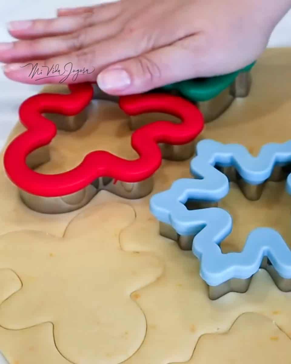 La masa estirada y unos cortados encima de la masa cortandola.