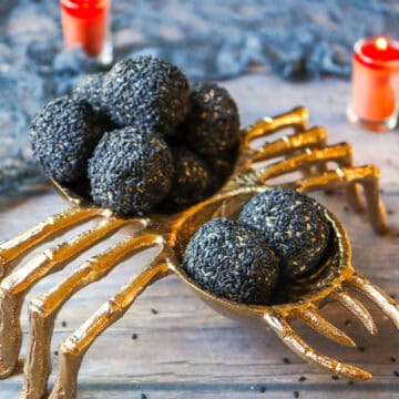 Se exhiben en un cuenco en forma de araña, las bolas de creso crema con queso cheddar, las cuales asemejan los huevos de araña.