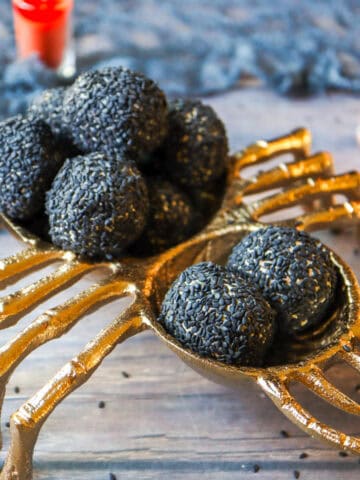 Se exhiben en un cuenco en forma de araña, las bolas de creso crema con queso cheddar, las cuales asemejan los huevos de araña.