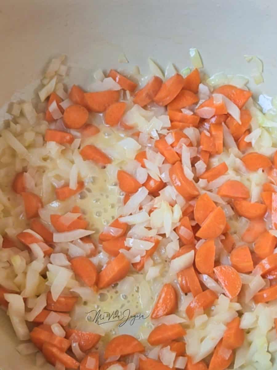 Zanahoria, cebolla picadas finamente en una cacerola con mantequilla
