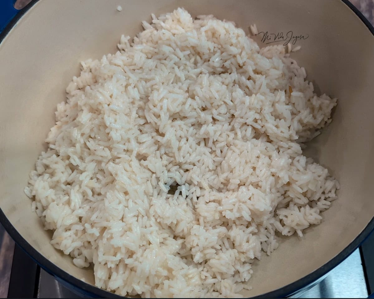 Una olla con arroz blanco ya cocido.