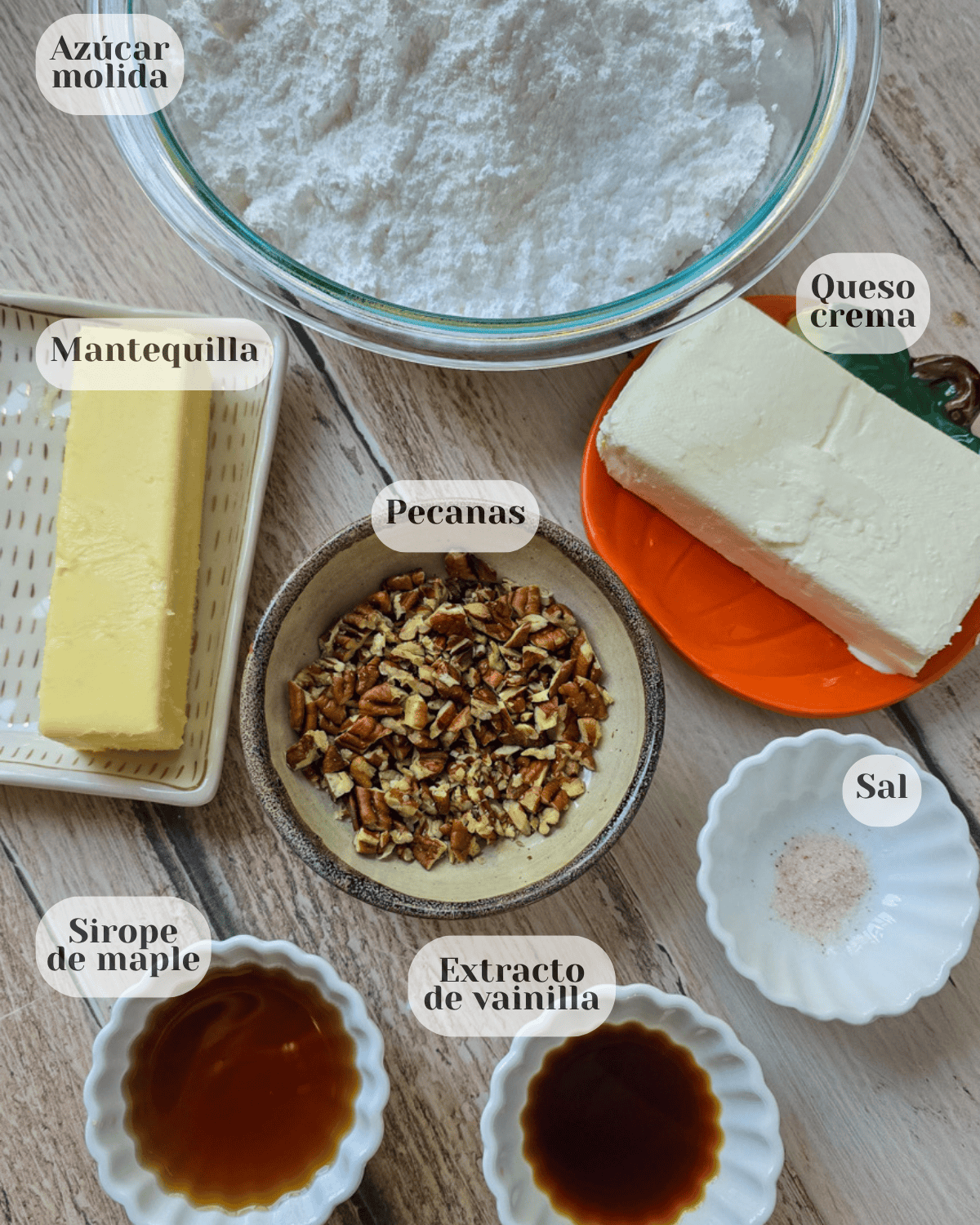 Ingredientes que se utilizan en el glaseado de sirope de maple, cada ingrediente esta en su respectiva taza y tiene una etiqueta con su nombre