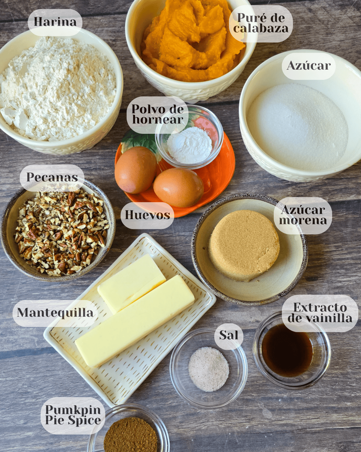 Ingredientes que se utilizan en el Pan o cake de calabaza, cada ingrediente esta en su respectiva taza y tiene una etiqueta con su nombre